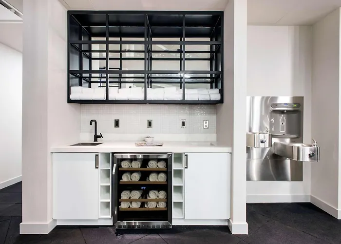 Londonhouse Chicago, Curio Collection By Hilton